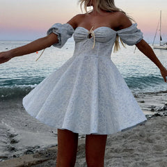 Arielle - jurk met kantpatroon, veters en pofmouwen