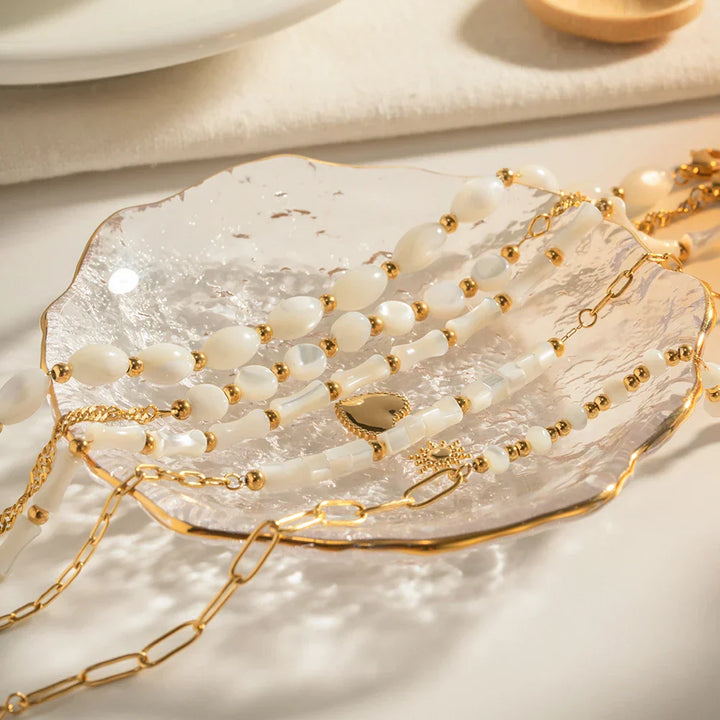 Adrienne - Elegante armband met gouden accenten en natuurlijke schelp